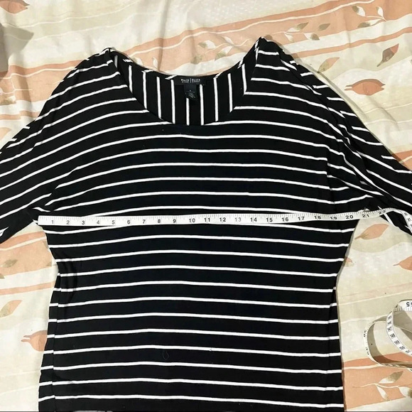 White House Black Market oversized top Size S - Picture 6 of 6